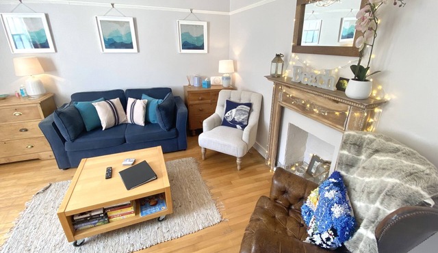 Coastal garden flat with parking. Pet friendly! Only 2 minutes from the beach!
