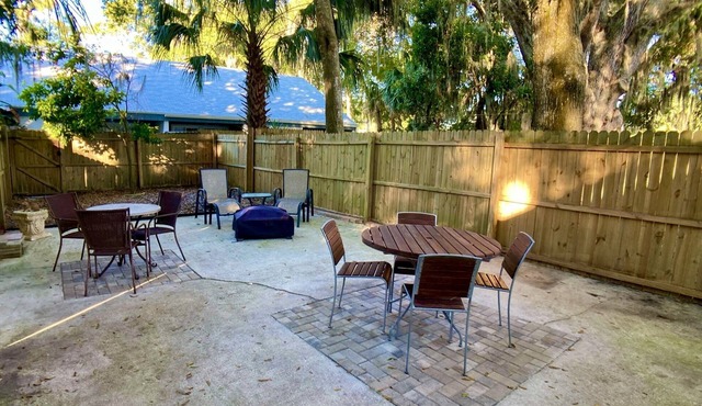 Coastal Garden Retreat: Close to beaches!