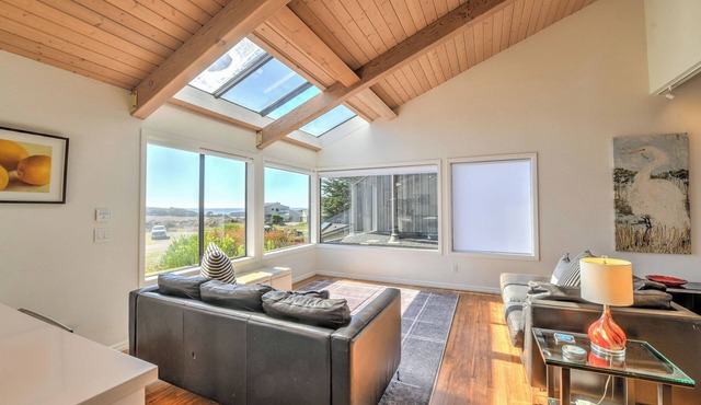 Coastal Get-Away - 15-min Walk to Beach, Ocean Views, EV Charger, Cook's Kitchen