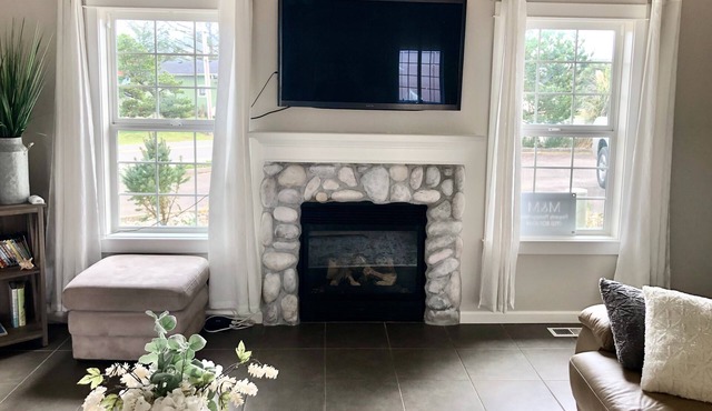 Coastal Getaway, 1 block from the beach Pet Friendly