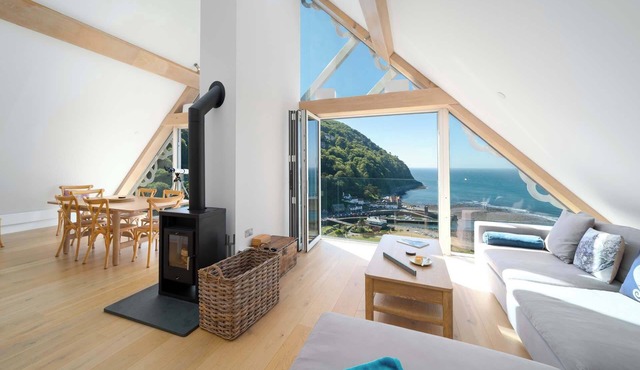 Coastal Getaway For Groups | 3 Bed | Parking