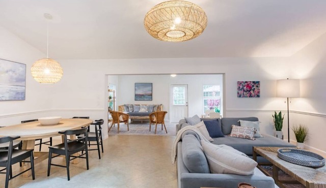 Coastal Getaway minutes from Siesta Key, America’s #1 Beach