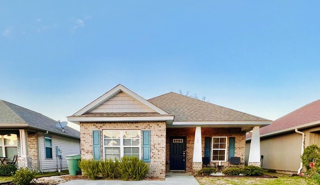 Coastal Getaway near Pensacola beach, Downtown & NAS + walk to bayou & marinas