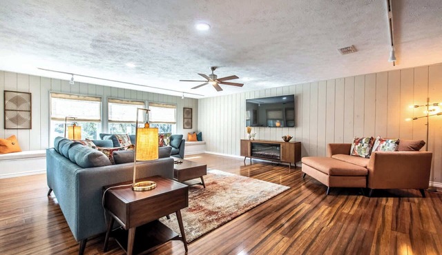 Coastal Getaway Sleeps 34 - 2 Homes, 2 Pools