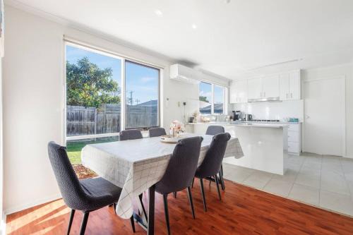 Coastal Grove - Sunlit Stay near Beach and Hot Springs