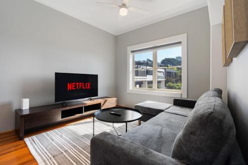 Coastal Haven: Modern 3BR Apartment in Vaucluse