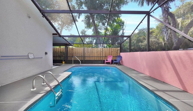 Coastal Heated Pool Home, 10 mins to the beach and downtown