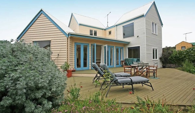 Coastal Hideaway I Pet Friendly I Walk to Shops