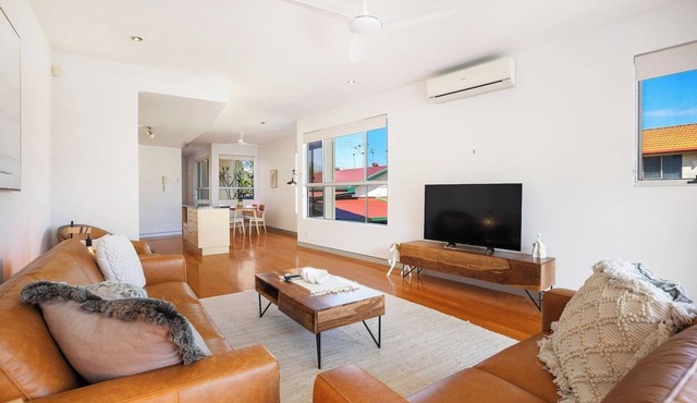 Coastal Home: Steps to Coolangatta Beach w balcony