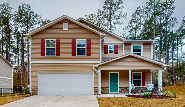 Coastal home with community pool, close to beach and local attractions