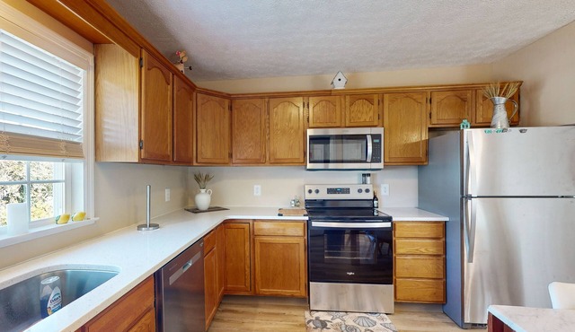 Coastal home with patio, close to beach and local attractions