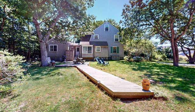 Coastal home with screened porch, W/D, & amazing location
