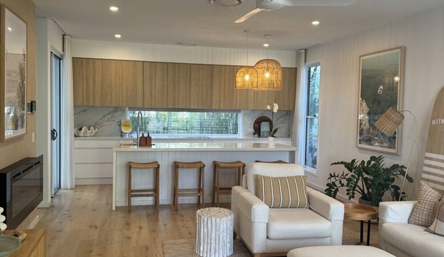 Coastal House walking distance to Nobbys Beach