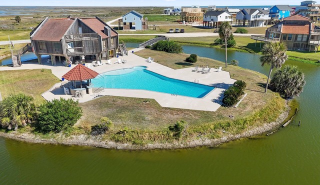 Coastal Lagoon Retreat in Matagorda w/Beach Views & Pool Access