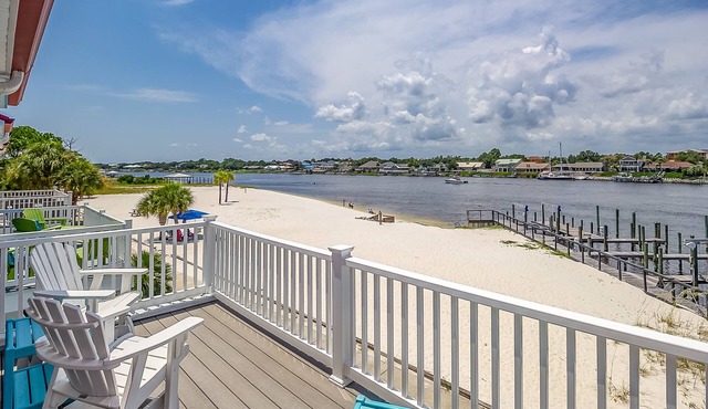 Coastal Living Perfected: Banana Bay's Intracoastal Retreat with Sandy Shores