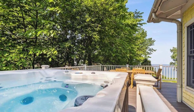 Coastal Living w/Hot Tub, Firepit & Lakeside Deck