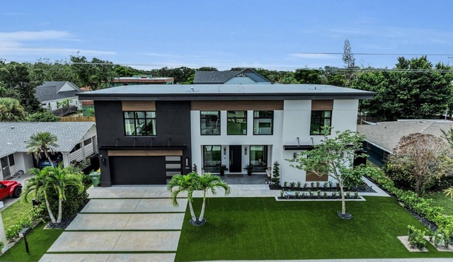 Coastal Luxe, Spacious 5bedroom house 5miles to Siesta with saltwater pool, WiFi