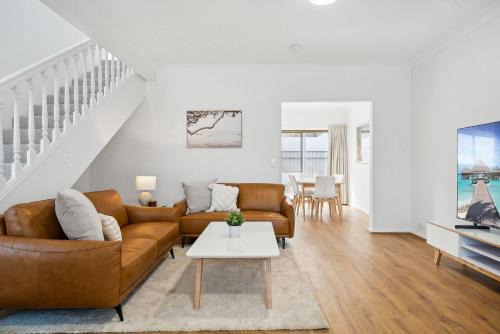 Coastal Luxury 3-Bed Townhouse 150m from Beach