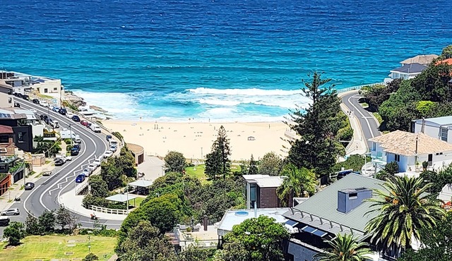 Coastal Luxury Overlooking Tamarama Beach - Views, Parking & Air Conditioning