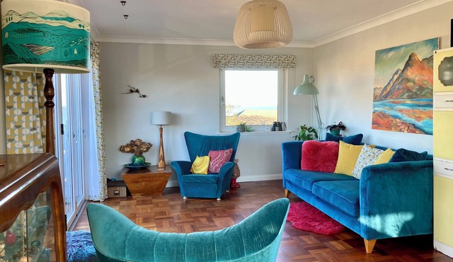 Coastal Mid-Century Sanctuary. 100m to Portobello Beach. Sea Views. Free Parking
