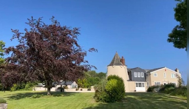 Coastal mill, panoramic stunning sea views, woodland walks and more!