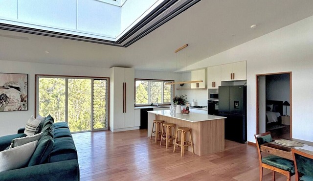 Coastal Nature Retreat - 6 minutes to Black Head Beach - 2 minutes to Golf