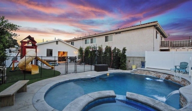 Coastal Oasis! 3 Beds/2.5 baths. Pool/Jaccuzzi