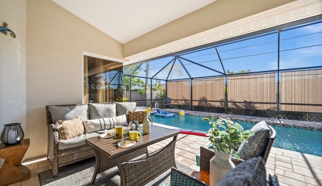 Coastal Oasis-heated pool & spa-4 bikes, game room-close to beach & Legacy Trail