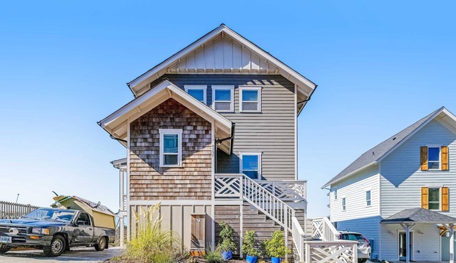 Coastal Oasis Near the Beach and Town with Private Hot Tub Fast WiFi and Ocean Views