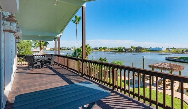 Coastal Oasis- Private Lighted- Dock-Pet friendly-Waterfront