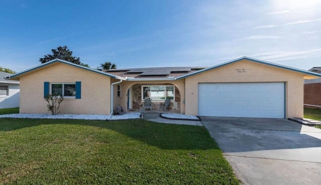 Coastal Oasis: Spacious 4 bedroom retreat w/pool