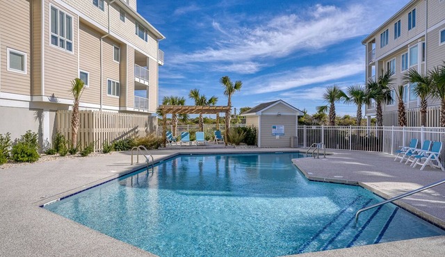 Coastal Paradise: 2 Pools, Tennis Court, Beach Access!