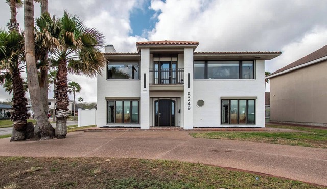 Coastal Paradise Beachfront House - Sleeps 26