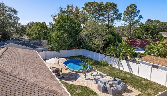 Coastal Pool Home minutes to the Beach