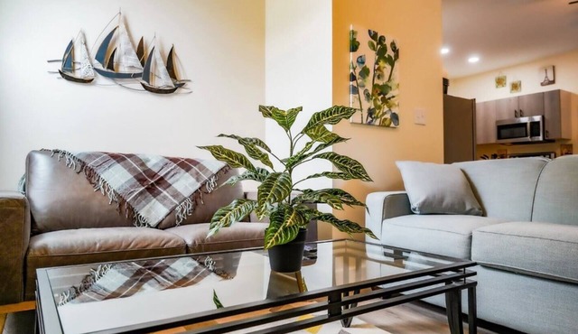 Coastal Purple: Minutes to Cedar Point & Sports Complex! Sleeps 9