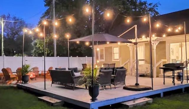Coastal Quarters-Units 1 & 2-5BR house & 2BR unit-Sleeps 18 total, yard,fire pit
