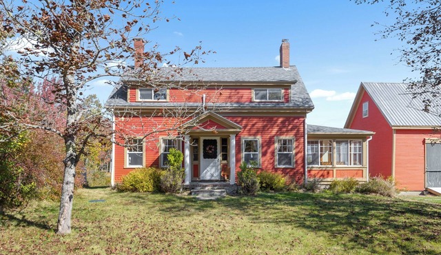 Coastal Red Farmhouse w/firepit, 5 BR, 8 beds, 1.5 BA, 6 acres, Narragaugus Bay.