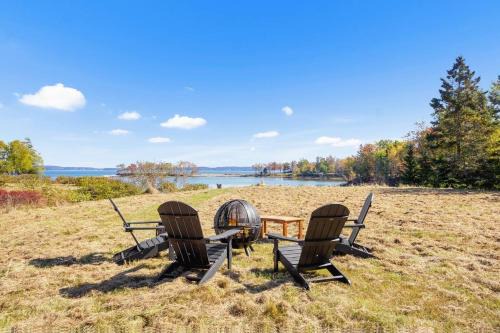 Coastal Red Farmhouse w/Firepit - Holiday Home
