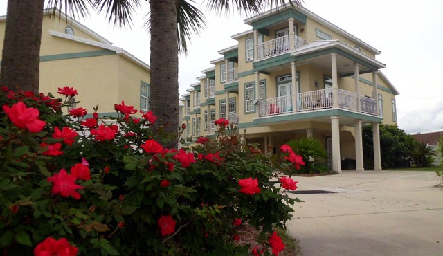 “Coastal Retreat” Steps to White-Sand Beaches, Sleeps 10, Near Pier Park