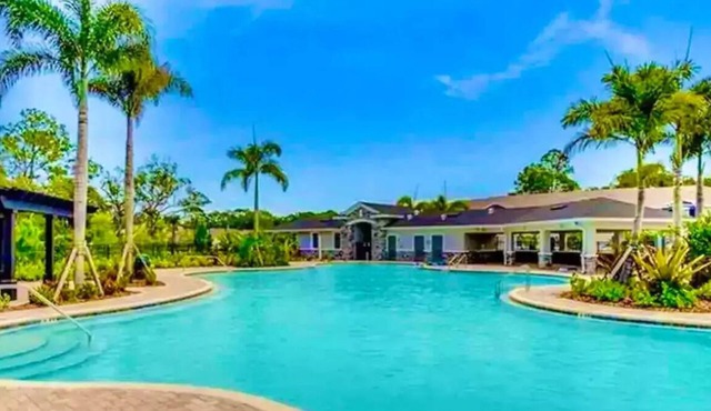 Coastal Retreat 3/2 Near Beaches & Downtown