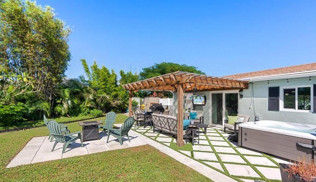 Coastal Retreat 3 bedroom 2 bath with Hot Tub