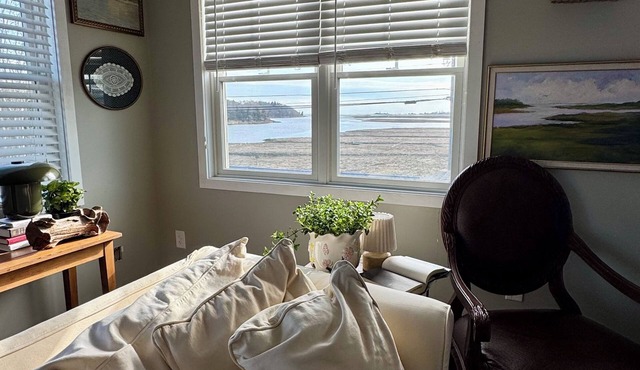 Coastal Retreat Charming one-bedroom with Lighthouse Views @ BLACKHALLMARINA