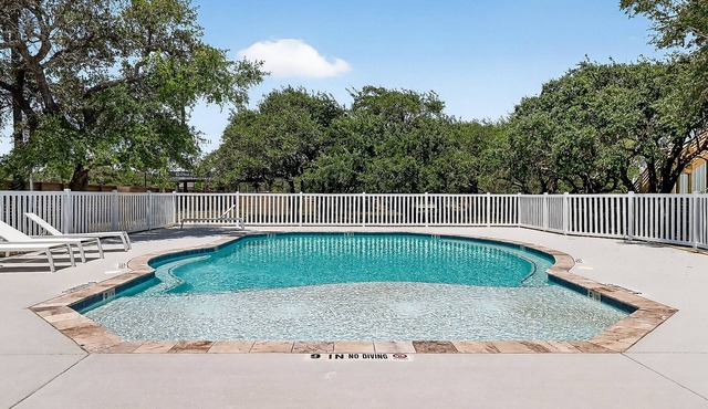Coastal Retreat- Community pool and pier, BBQ, Fenced yard, Pet Friendly