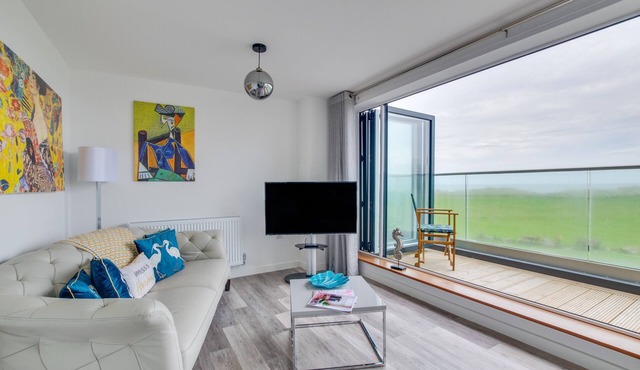 Coastal Retreat - Four Bedroom House, Sleeps 8