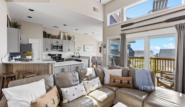 Coastal Retreat, Hot Tub, Oceanview, 3 Decks, Short Walk to Secluded Beach