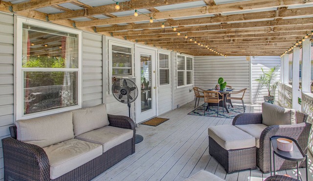 Coastal Retreat in Hampstead + Private Deck & Yard