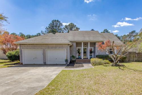 Coastal Retreat in Hampstead and Private Deck and Yard