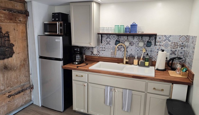 Coastal Retreat in Old Town Near Harbor & Salem