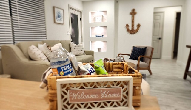 Coastal Retreat ♛ King size Bed! minutes from the beach