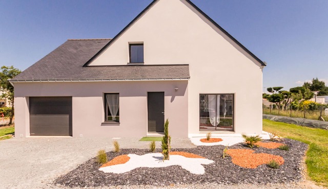 Coastal Retreat: Modern Home 100m from Sea, Close to Shops, Spacious Garden, WiFi, Baby-Friendly